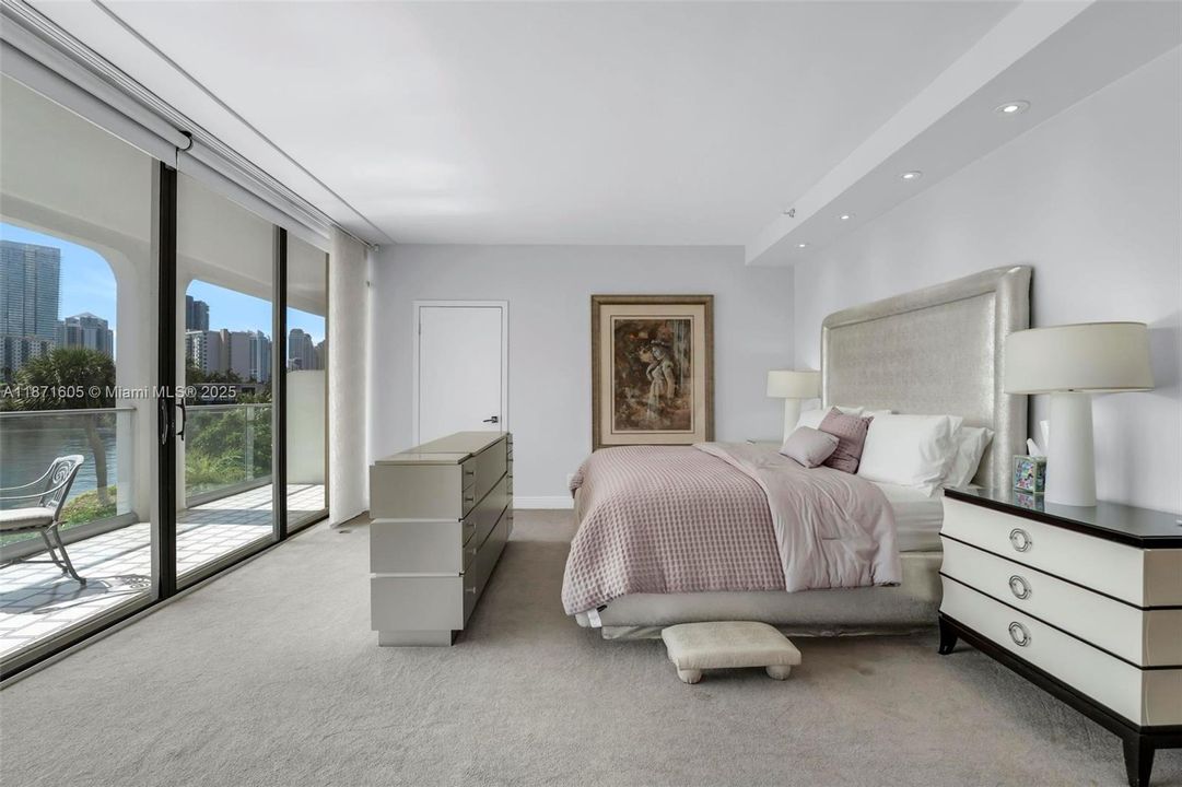 For Sale: $1,499,000 (2 beds, 2 baths, 2560 Square Feet)