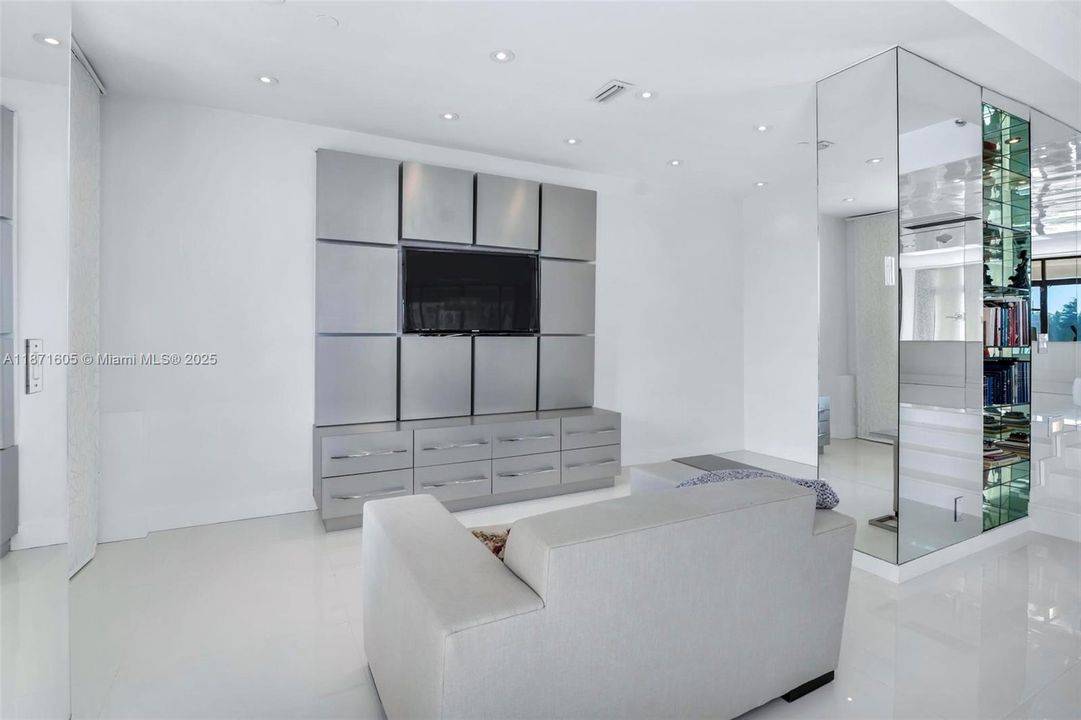 For Sale: $1,499,000 (2 beds, 2 baths, 2560 Square Feet)