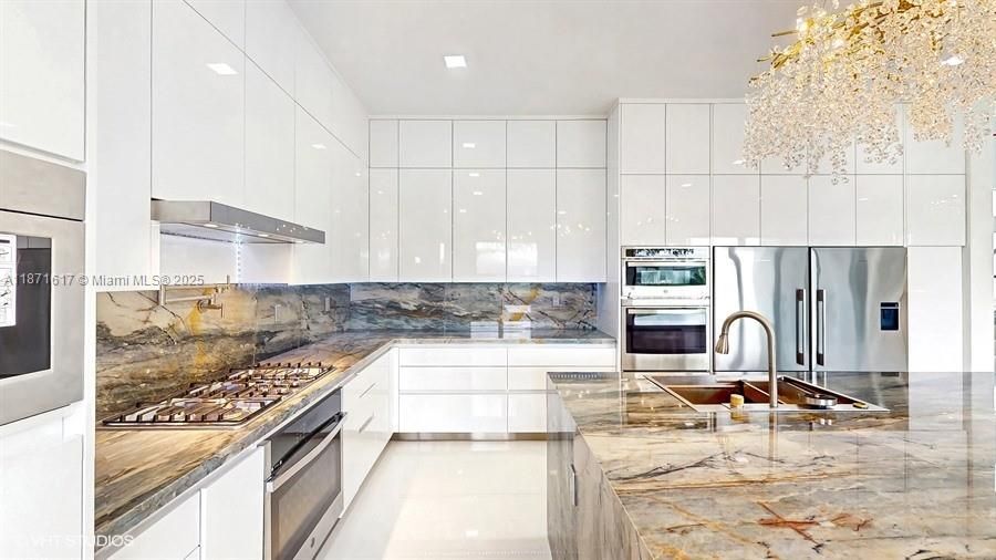 For Rent: $13,950 (5 beds, 7 baths, 4650 Square Feet)