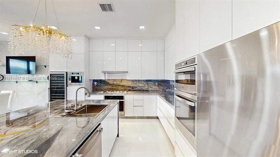 For Rent: $13,950 (5 beds, 7 baths, 4650 Square Feet)