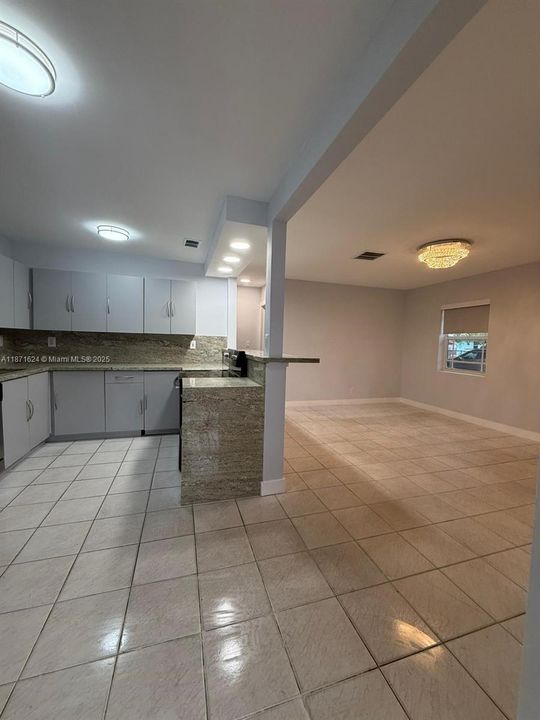 Недавно арендовано: $3,200 (5 спален, 2 ванн, 1329 Квадратных фут)