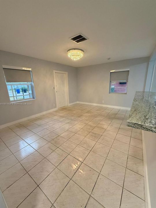 Недавно арендовано: $3,200 (5 спален, 2 ванн, 1329 Квадратных фут)