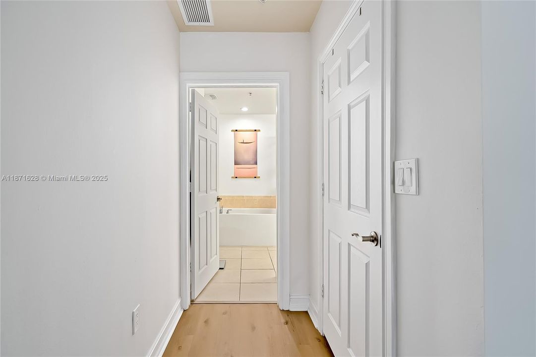 For Sale: $380,000 (2 beds, 2 baths, 1171 Square Feet)