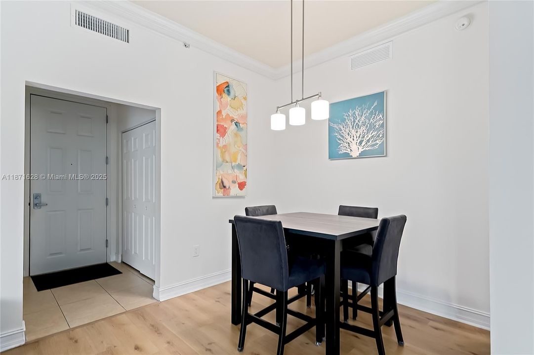 For Sale: $380,000 (2 beds, 2 baths, 1171 Square Feet)