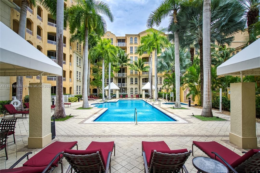 For Sale: $380,000 (2 beds, 2 baths, 1171 Square Feet)