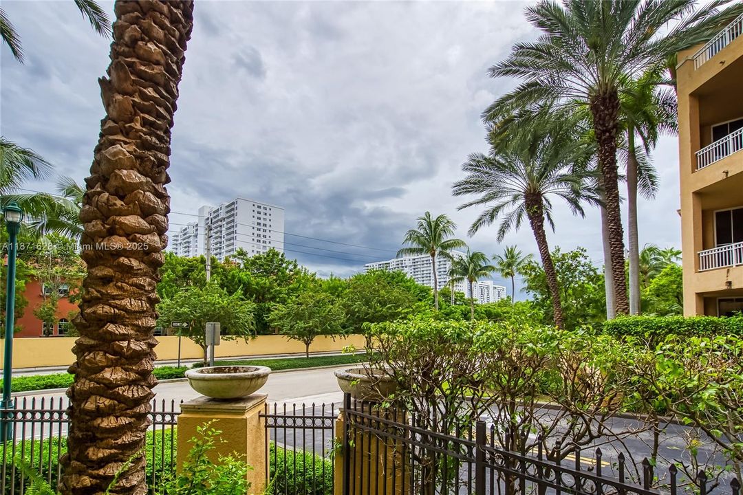 For Sale: $380,000 (2 beds, 2 baths, 1171 Square Feet)