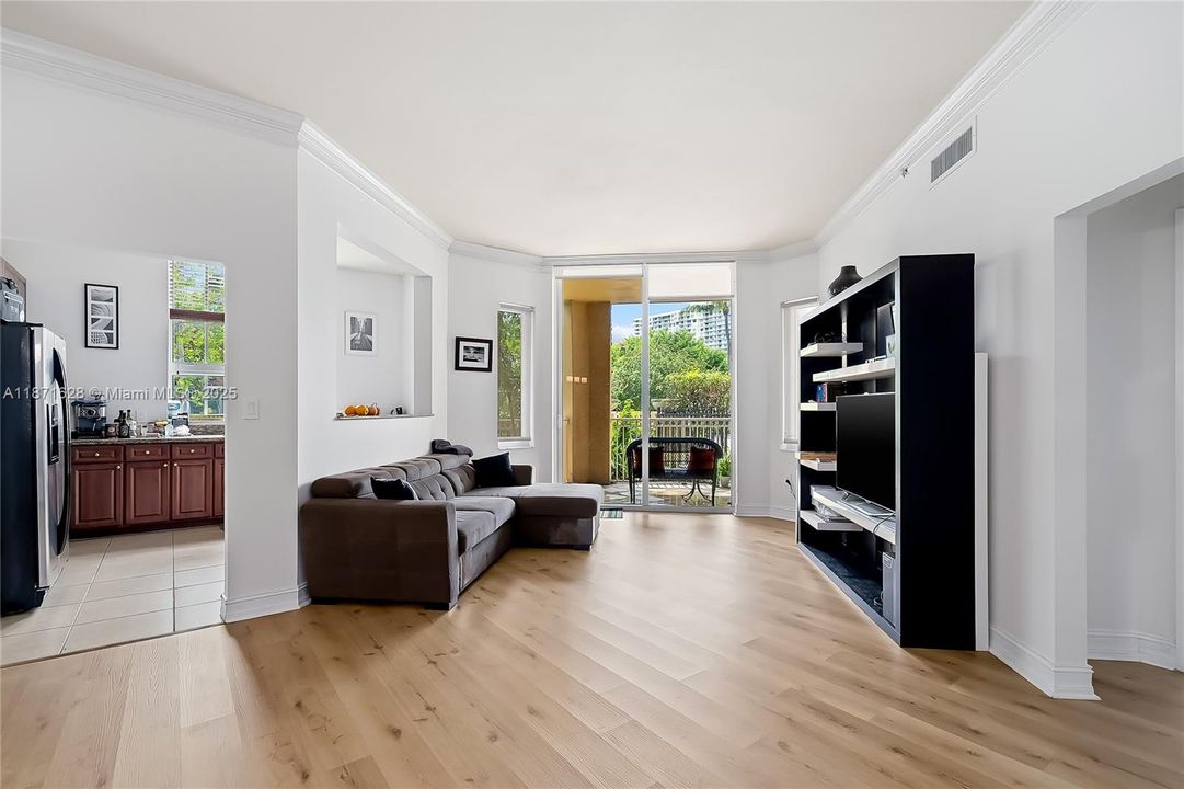 For Sale: $380,000 (2 beds, 2 baths, 1171 Square Feet)