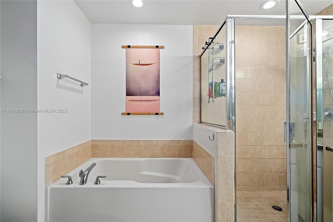 For Sale: $380,000 (2 beds, 2 baths, 1171 Square Feet)