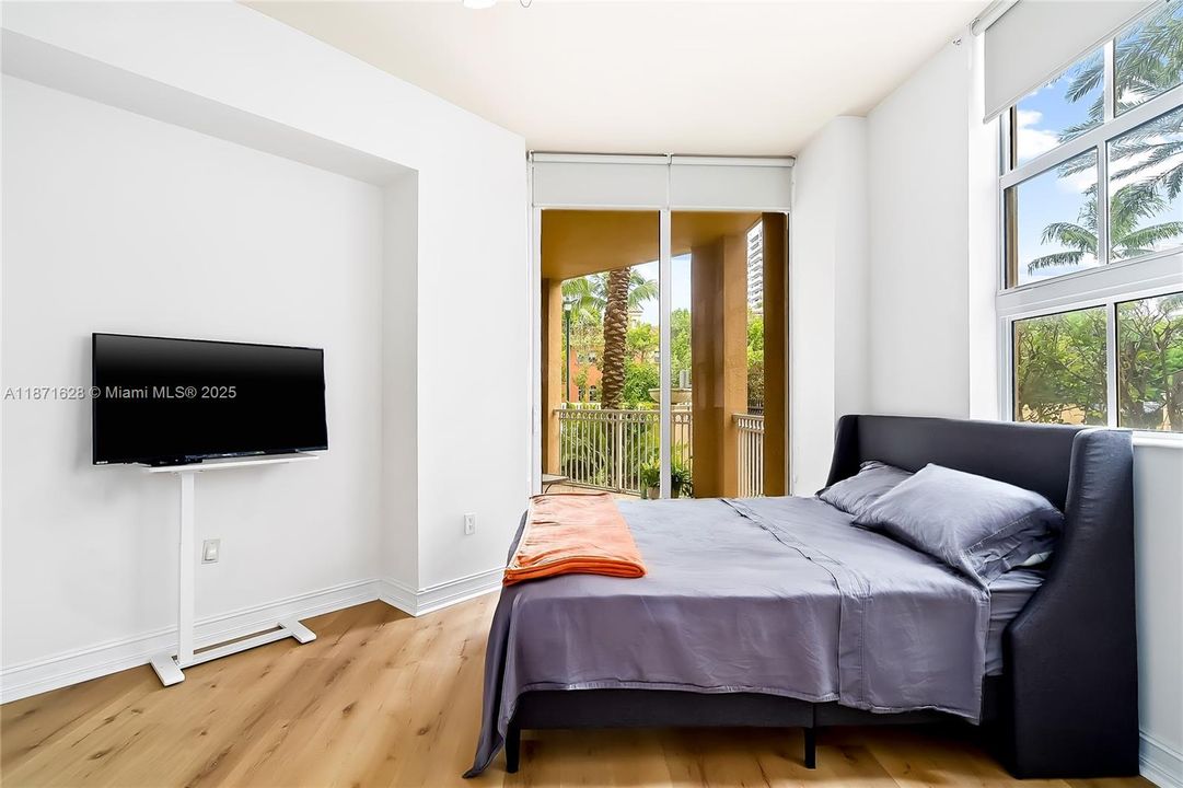 For Sale: $380,000 (2 beds, 2 baths, 1171 Square Feet)