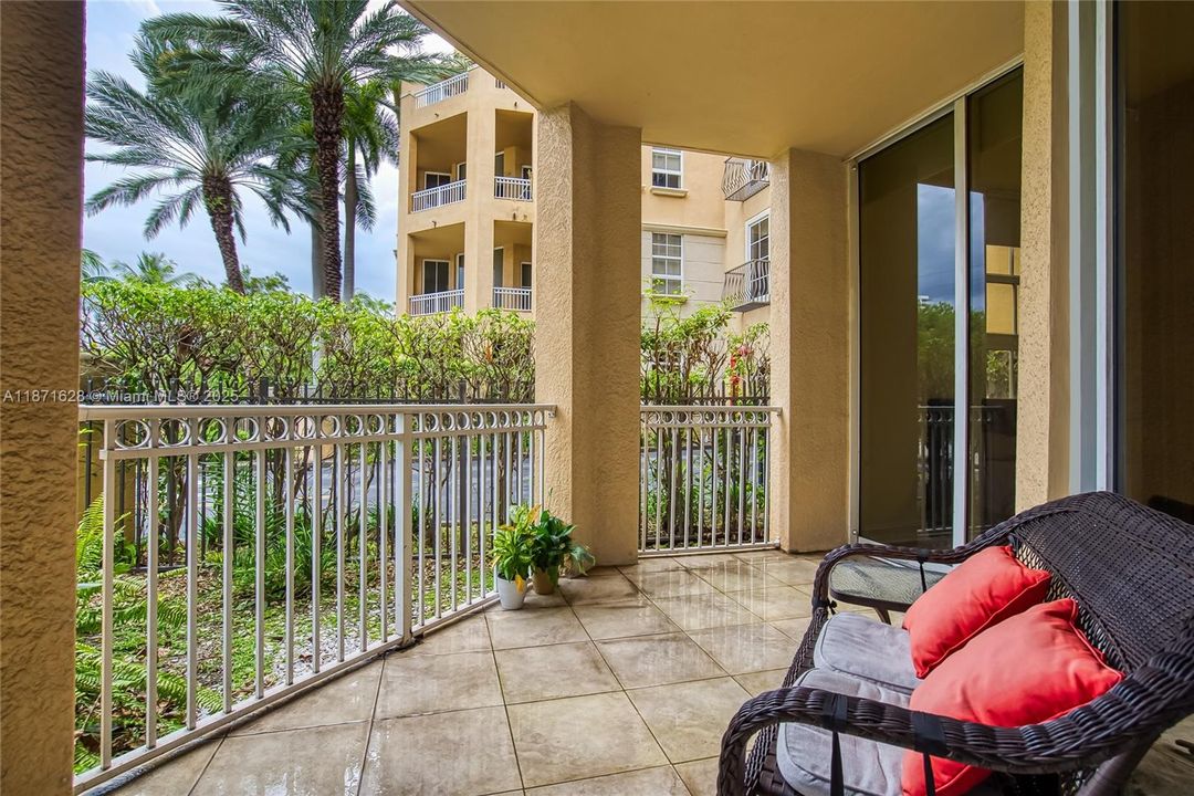 For Sale: $380,000 (2 beds, 2 baths, 1171 Square Feet)