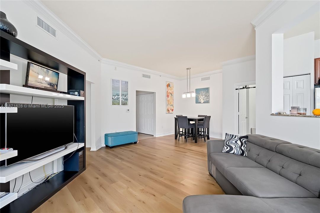 For Sale: $380,000 (2 beds, 2 baths, 1171 Square Feet)