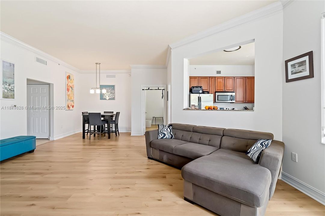 For Sale: $380,000 (2 beds, 2 baths, 1171 Square Feet)