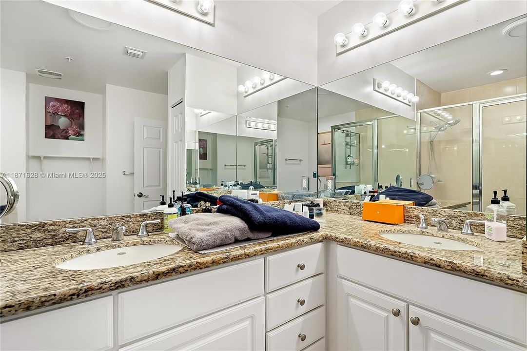 For Sale: $380,000 (2 beds, 2 baths, 1171 Square Feet)