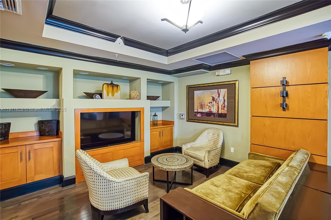 For Sale: $380,000 (2 beds, 2 baths, 1171 Square Feet)