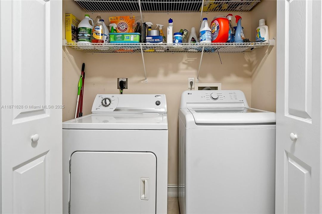 For Sale: $380,000 (2 beds, 2 baths, 1171 Square Feet)