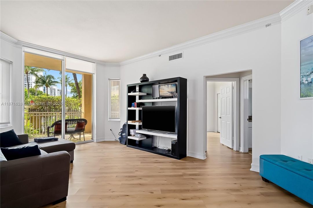 For Sale: $380,000 (2 beds, 2 baths, 1171 Square Feet)