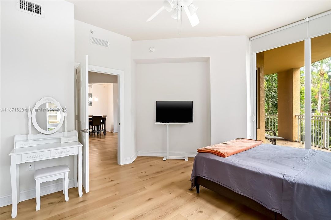 For Sale: $380,000 (2 beds, 2 baths, 1171 Square Feet)