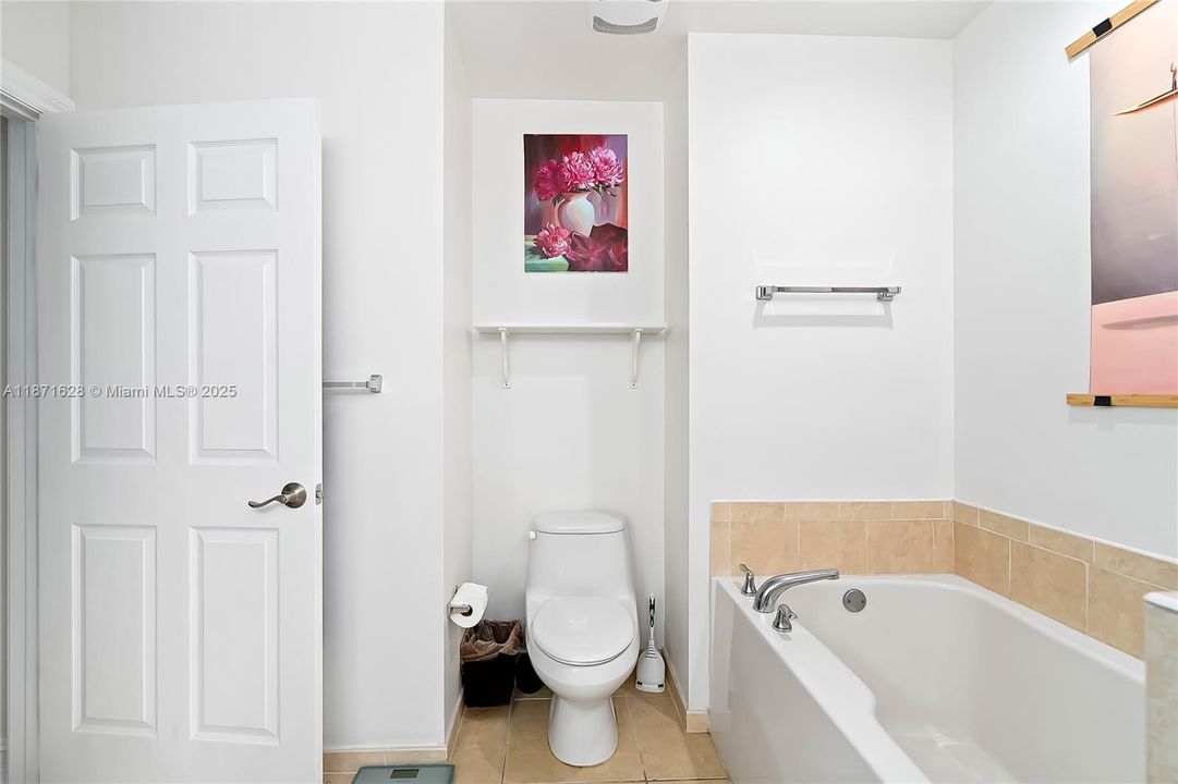 For Sale: $380,000 (2 beds, 2 baths, 1171 Square Feet)