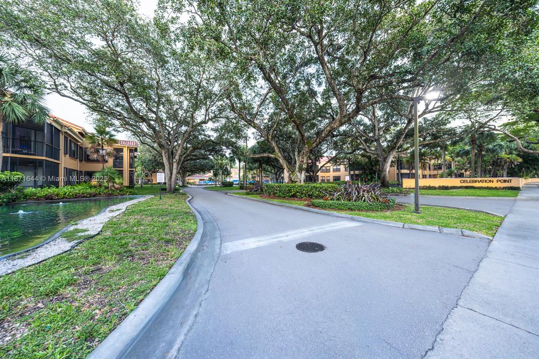 待售: $247,000 (1 贝兹, 1 浴室, 640 平方英尺)