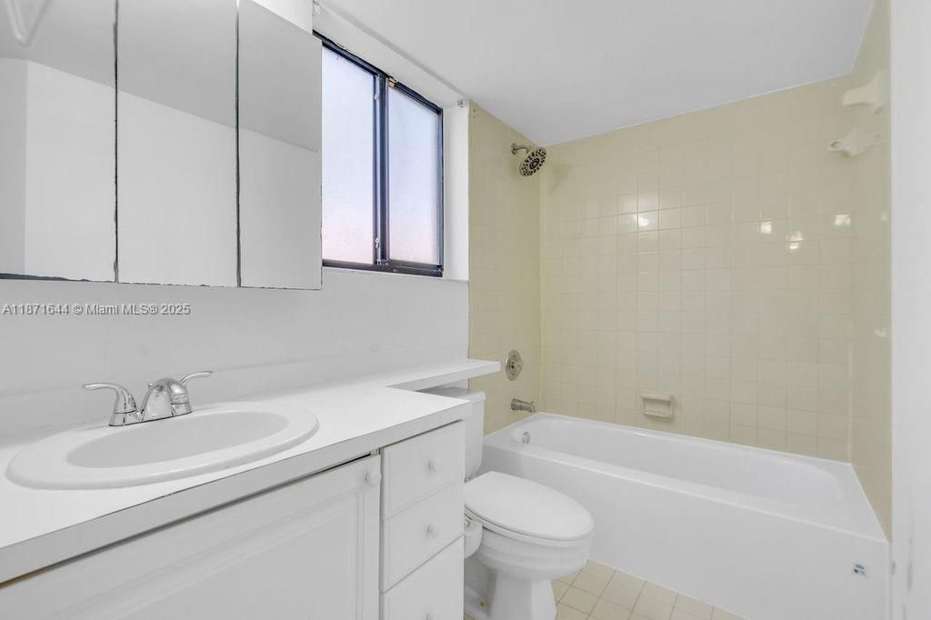 待售: $247,000 (1 贝兹, 1 浴室, 640 平方英尺)