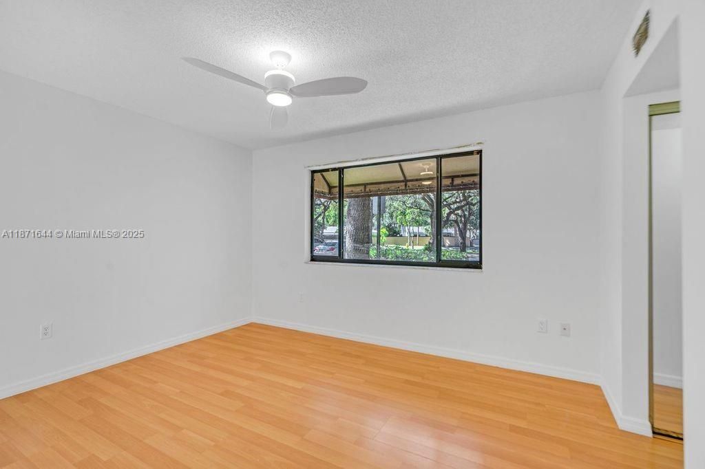 待售: $247,000 (1 贝兹, 1 浴室, 640 平方英尺)