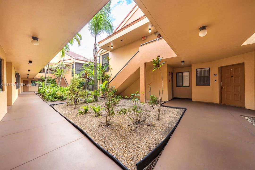 待售: $247,000 (1 贝兹, 1 浴室, 640 平方英尺)