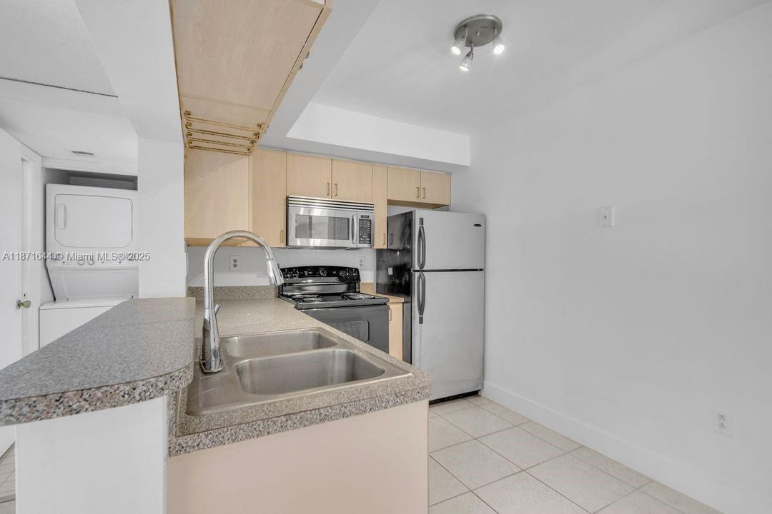 待售: $247,000 (1 贝兹, 1 浴室, 640 平方英尺)