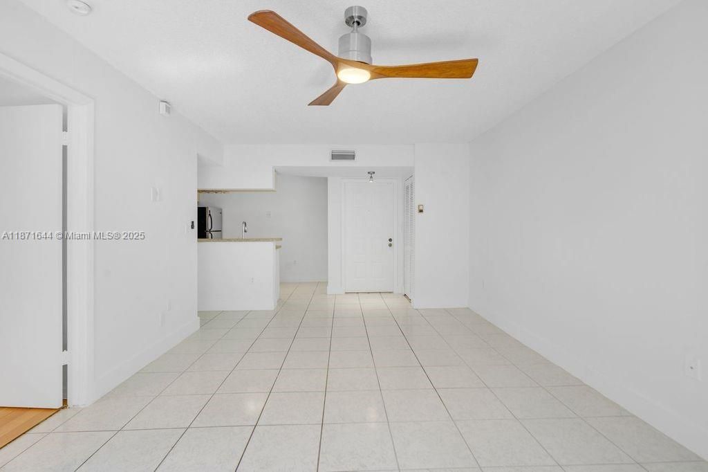 待售: $247,000 (1 贝兹, 1 浴室, 640 平方英尺)