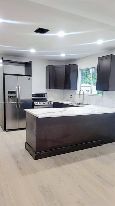 Activo con contrato: $3,200 (3 camas, 2 baños, 1326 Pies cuadrados)