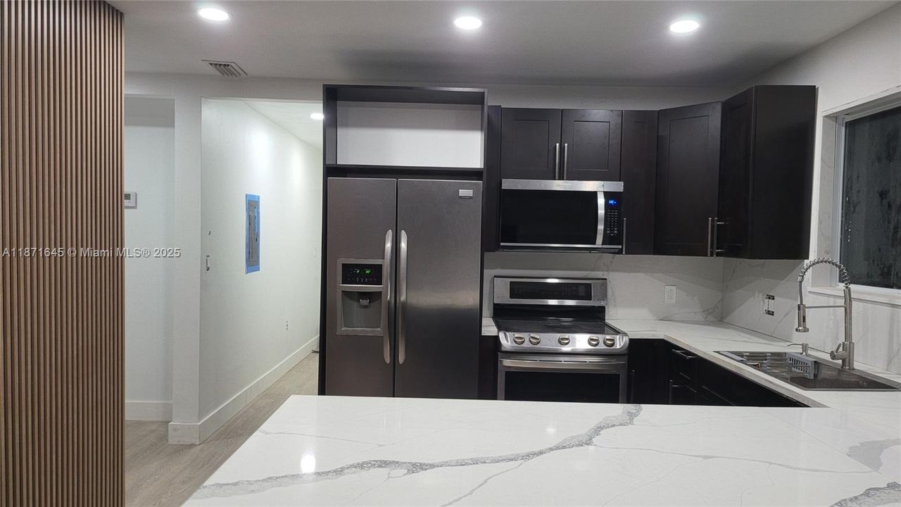 Activo con contrato: $3,200 (3 camas, 2 baños, 1326 Pies cuadrados)