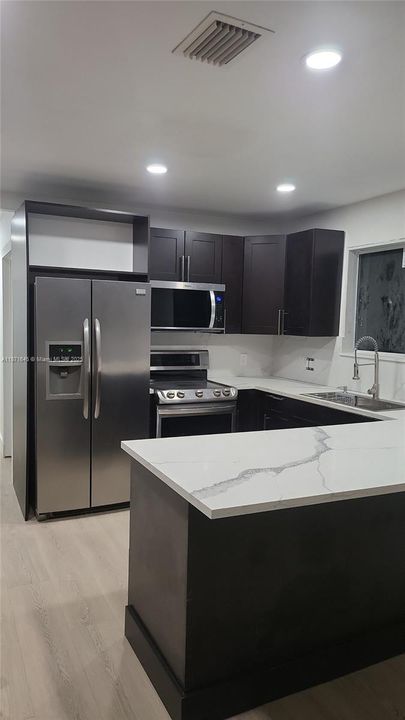 Activo con contrato: $3,200 (3 camas, 2 baños, 1326 Pies cuadrados)