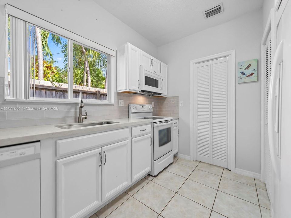 Recientemente alquilado: $3,350 (3 camas, 2 baños, 1520 Pies cuadrados)