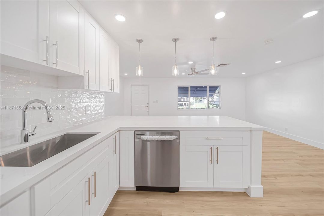 For Sale: $399,999 (3 beds, 2 baths, 1624 Square Feet)