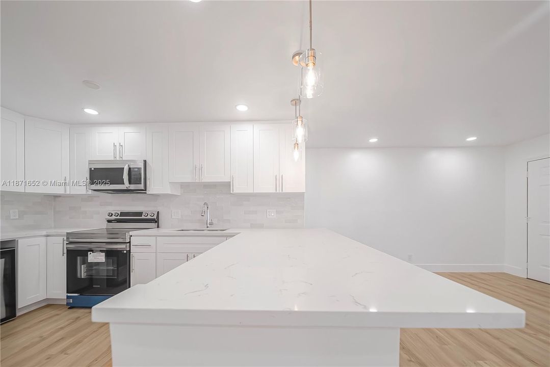 For Sale: $399,999 (3 beds, 2 baths, 1624 Square Feet)