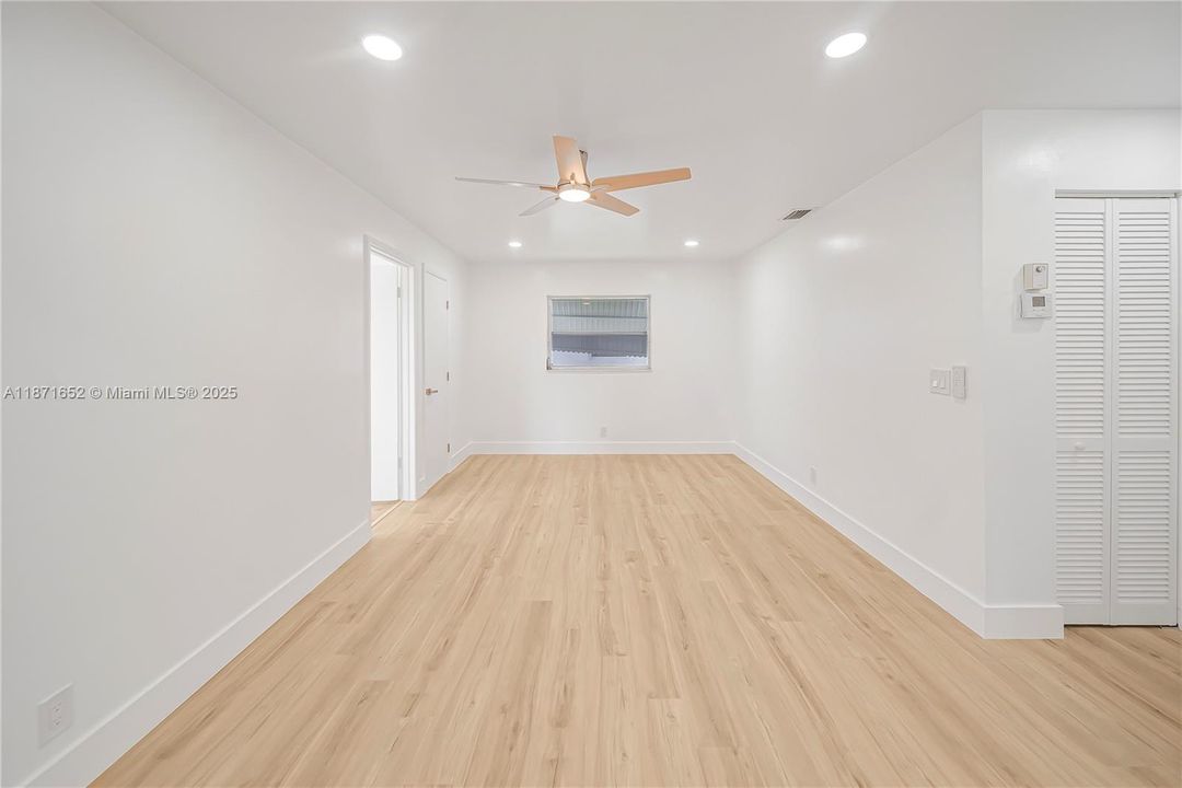 For Sale: $399,999 (3 beds, 2 baths, 1624 Square Feet)