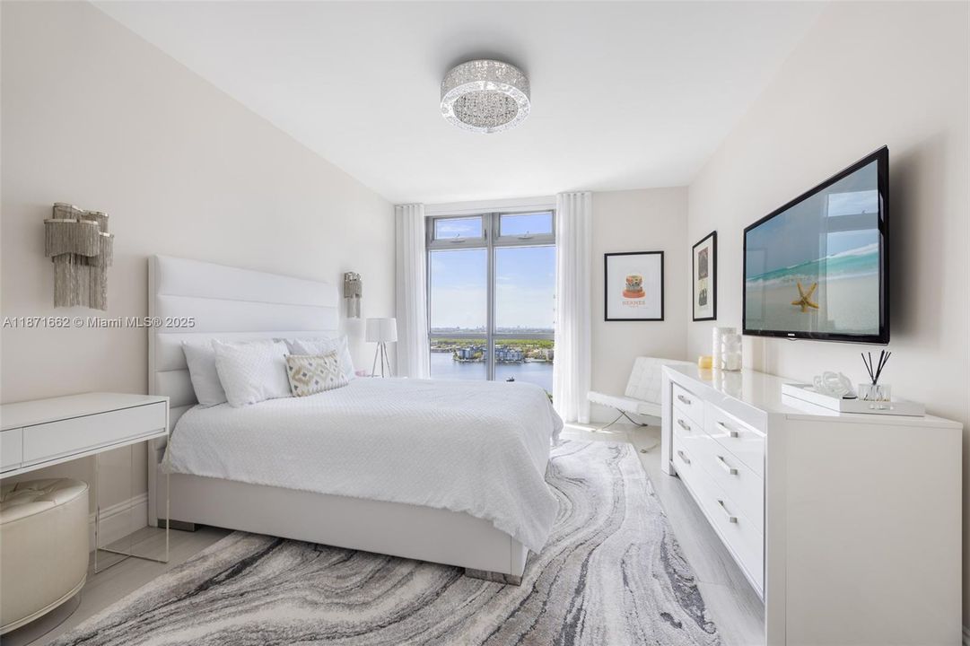 For Sale: $2,495,000 (3 beds, 3 baths, 2219 Square Feet)