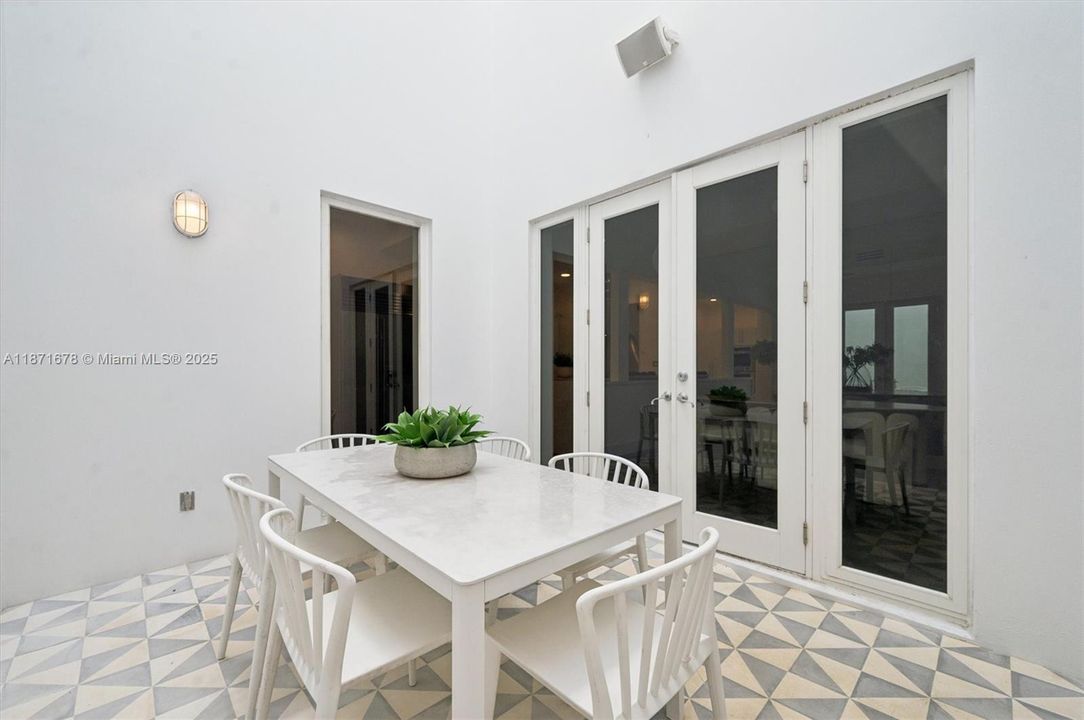 Active With Contract: $3,400,000 (4 beds, 4 baths, 3771 Square Feet)