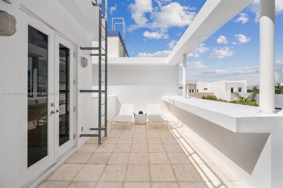 Active With Contract: $3,400,000 (4 beds, 4 baths, 3771 Square Feet)