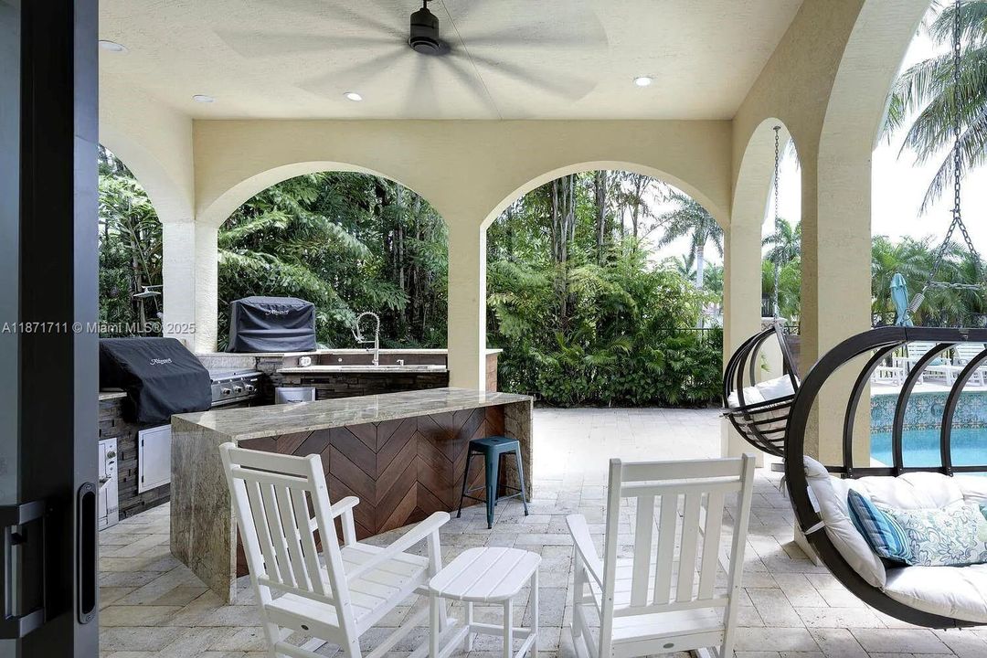 Под контрактом: $3,099,000 (6 спален, 6 ванн, 6105 Квадратных фут)