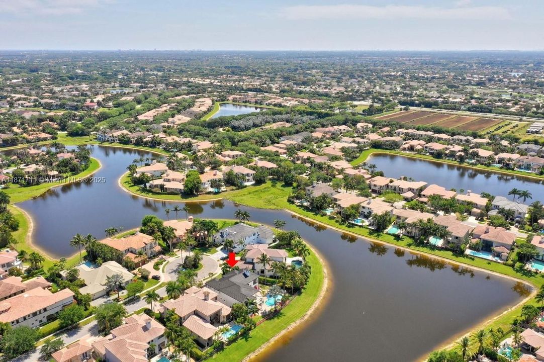 Под контрактом: $3,099,000 (6 спален, 6 ванн, 6105 Квадратных фут)