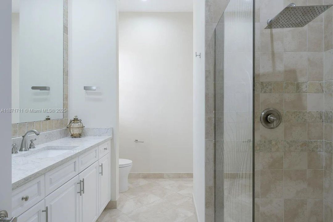 Под контрактом: $3,099,000 (6 спален, 6 ванн, 6105 Квадратных фут)