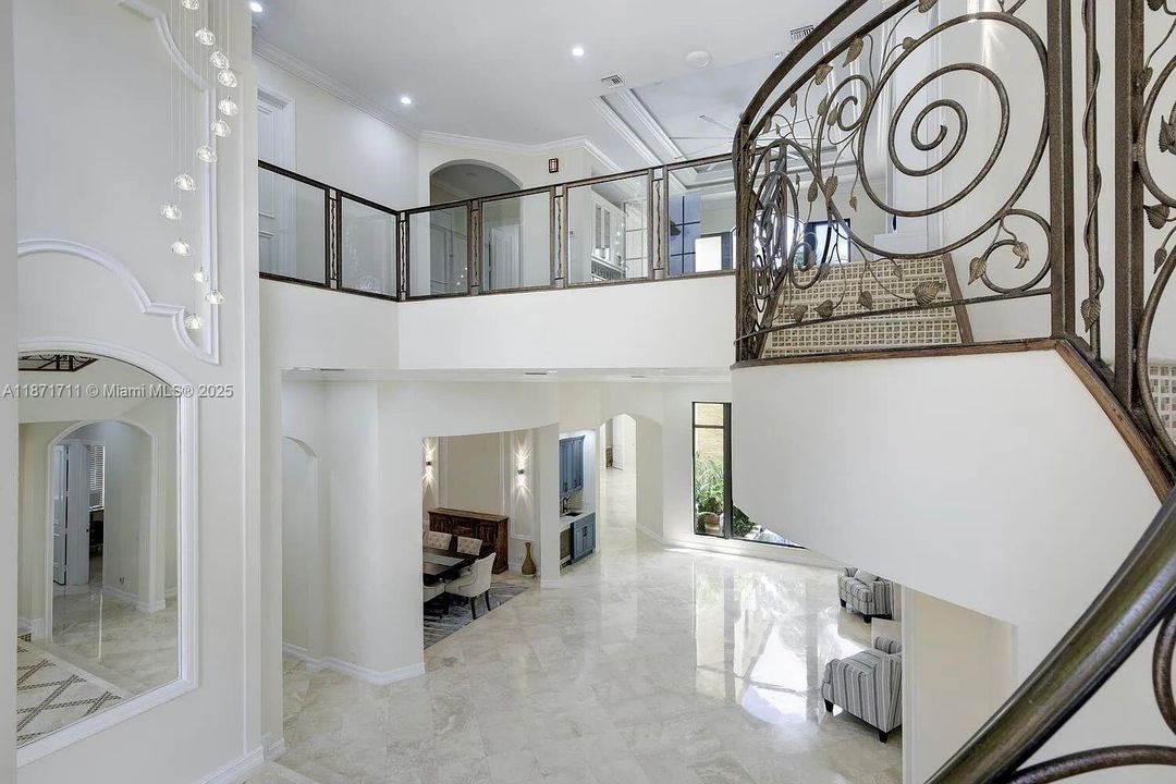 Под контрактом: $3,099,000 (6 спален, 6 ванн, 6105 Квадратных фут)