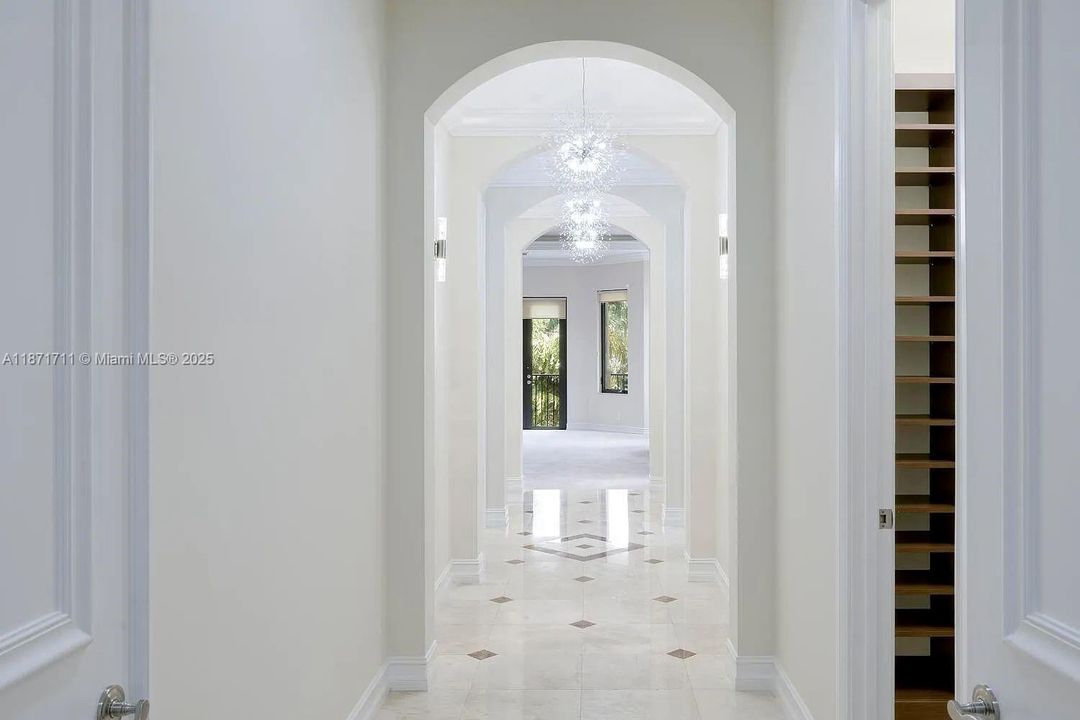 Под контрактом: $3,099,000 (6 спален, 6 ванн, 6105 Квадратных фут)