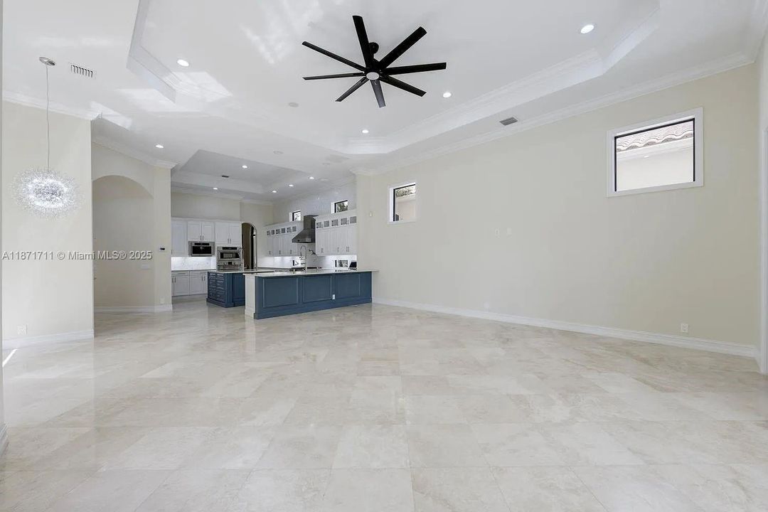 Под контрактом: $3,099,000 (6 спален, 6 ванн, 6105 Квадратных фут)