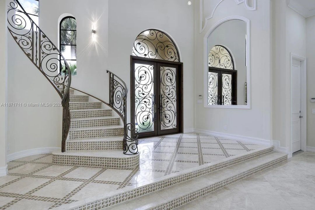 Под контрактом: $3,099,000 (6 спален, 6 ванн, 6105 Квадратных фут)