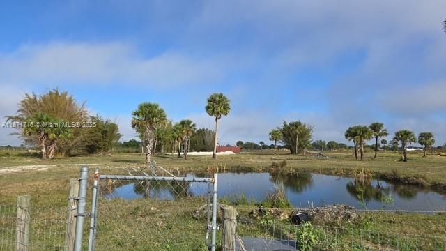 En Venta: $700,000 (6.35 acres)