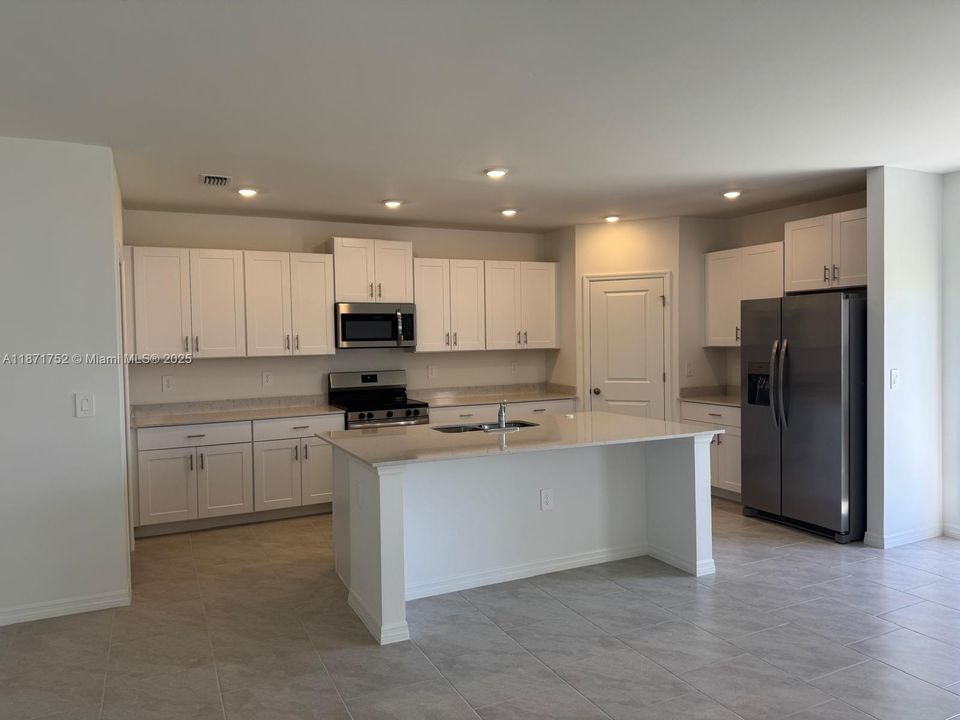 Recently Rented: $2,400 (4 beds, 2 baths, 1817 Square Feet)