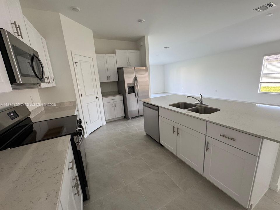 Recently Rented: $2,400 (4 beds, 2 baths, 1817 Square Feet)