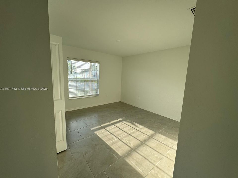 Recently Rented: $2,400 (4 beds, 2 baths, 1817 Square Feet)