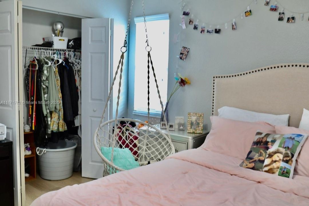 Active With Contract: $4,000 (3 beds, 2 baths, 1834 Square Feet)